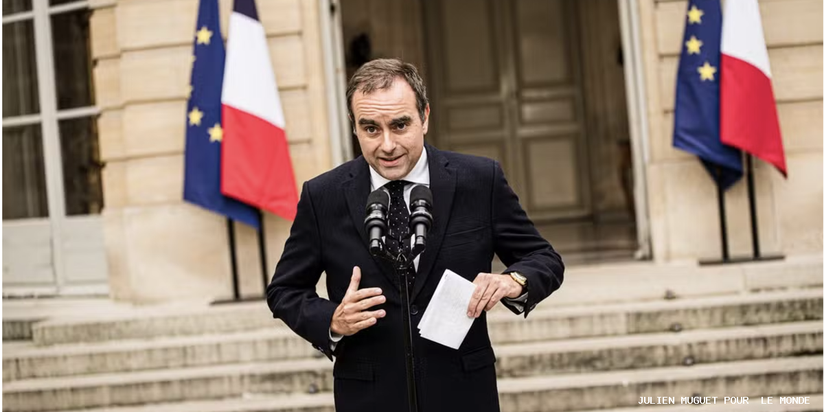 Le premier ministre démissionnaire, Sébastien Lecornu, à Matignon, à Paris, le 6 octobre 2025. - JULIEN MUGUET POUR « LE MONDE » Qui est désormais à la tête du pays ? Emmanuel Macron peut-il être destitué ? 7 questions sur la crise politique en France