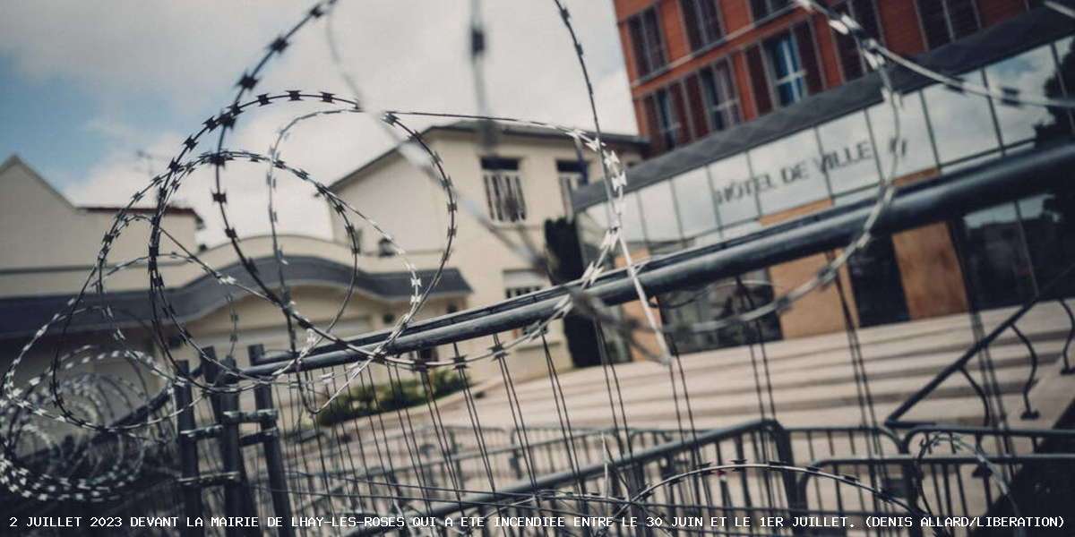 Le 2 juillet 2023, devant la mairie de L'Haÿ-les-Roses, qui a été incendiée entre le 30 juin et le 1er juillet. (Denis Allard/Libération) - Le 2 juillet 2023, devant la mairie de L'Haÿ-les-Roses, qui a été incendiée entre le 30 juin et le 1er juillet. (Denis Allard/Libération) Faut-il mieux indemniser les maires